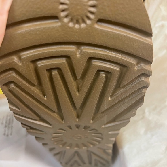 🐪NEW WITH TAGS🐪 UGG Women's
Classic Short II 6, 7, 8 , 9, 10 - Picture 6 of 6